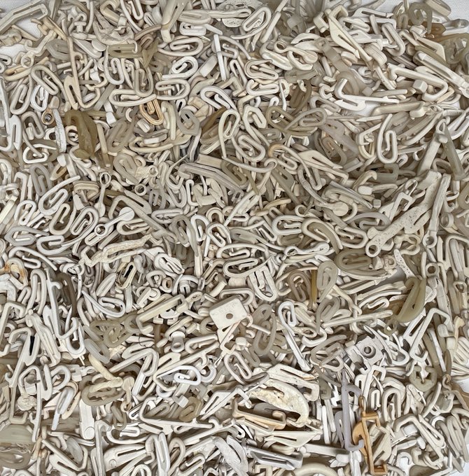 بیش از 1100 قلاب پرده و اتصالات از ساحل  آنتروپوسن برداشته شده است. و هنوز تعداد بیشتری برای شمارش باقی مانده است